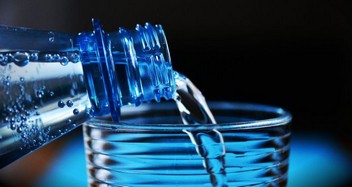 هل شرب الماء الدافئ أو الساخن مفيد صحيا؟