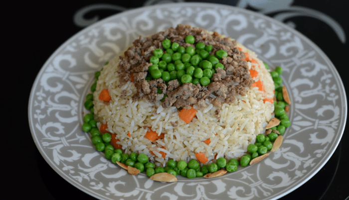 أرز باللحم البقري المفروم والبازلاء الخضراء